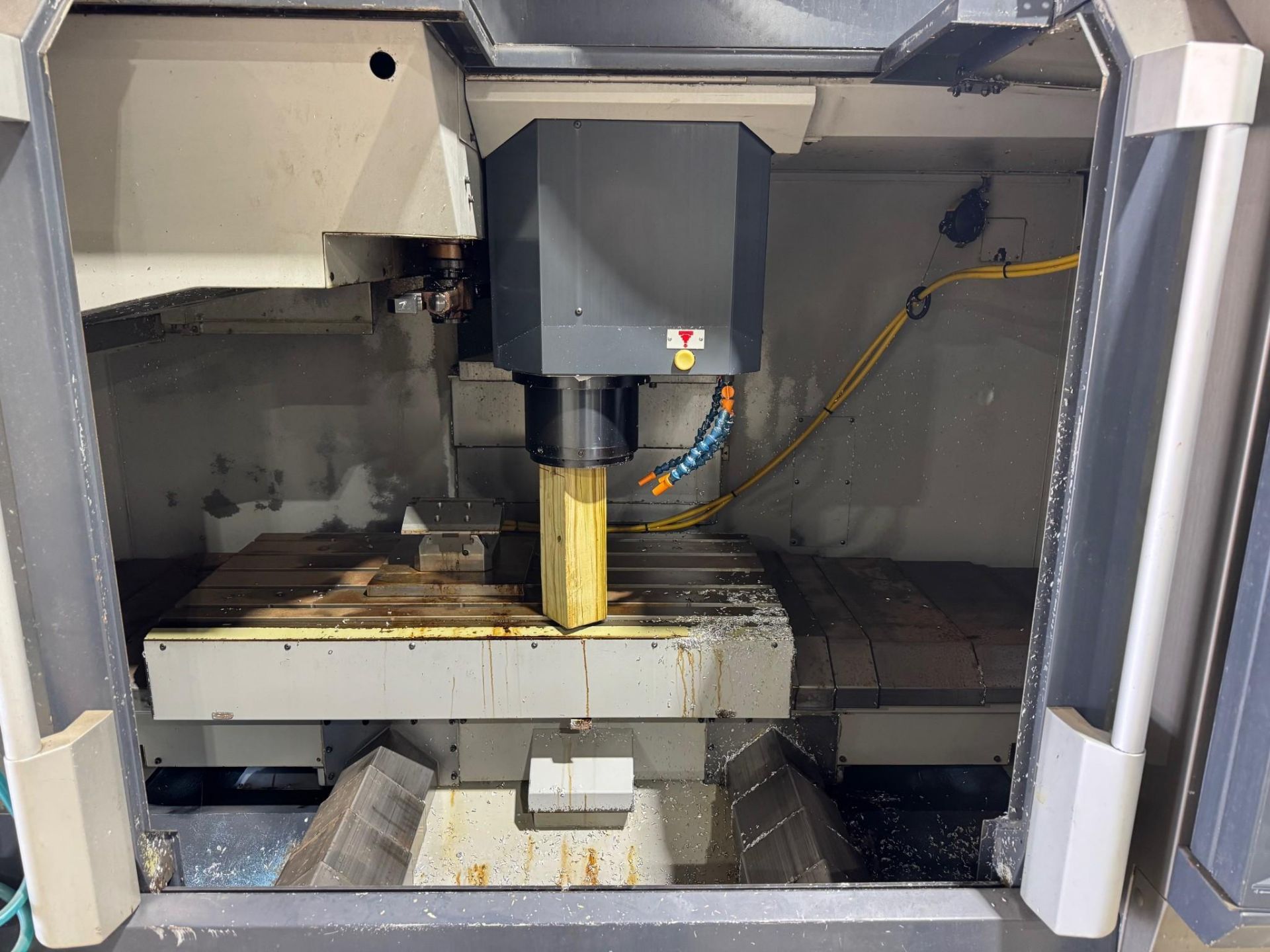 2011 MAKINO PS95 CNC VMC - HIGH PRESSURE COOLANT, CHIP BLASTER, CHIP CONVEYOR - Image 4