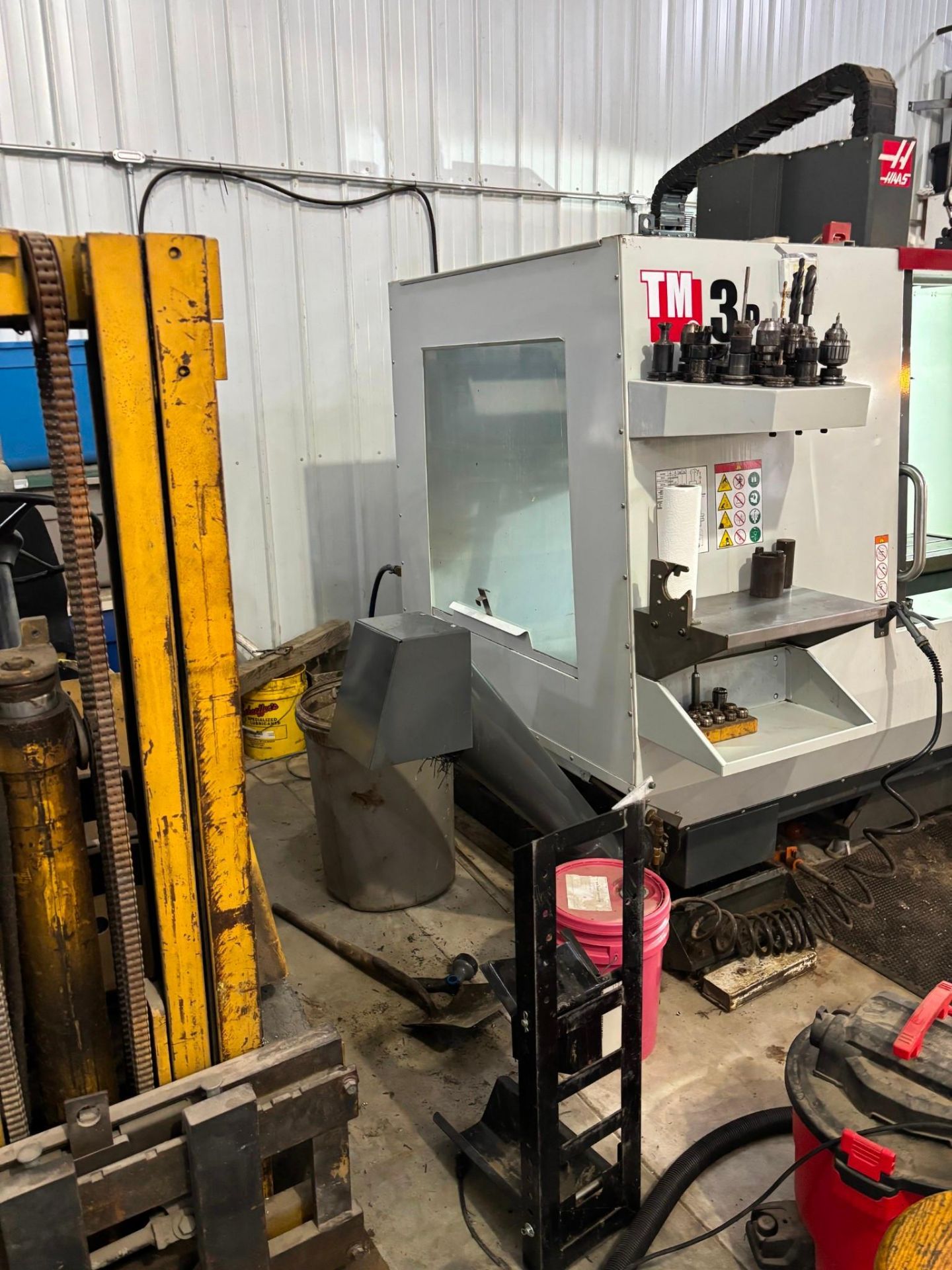 2017 HAAS TM-3P CNC MILL - LOW HOURS, CHIP AUGER, COOLANT SYSTEM, IPS - Image 17