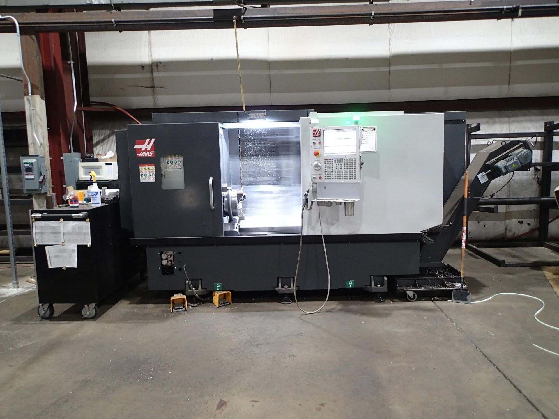 2022 HAAS ST-35 CNC LATHE - PROGRAMMABLE TAILSTOCK, PRESETTER, 12" CHUCK, CONVEYOR - Image 4