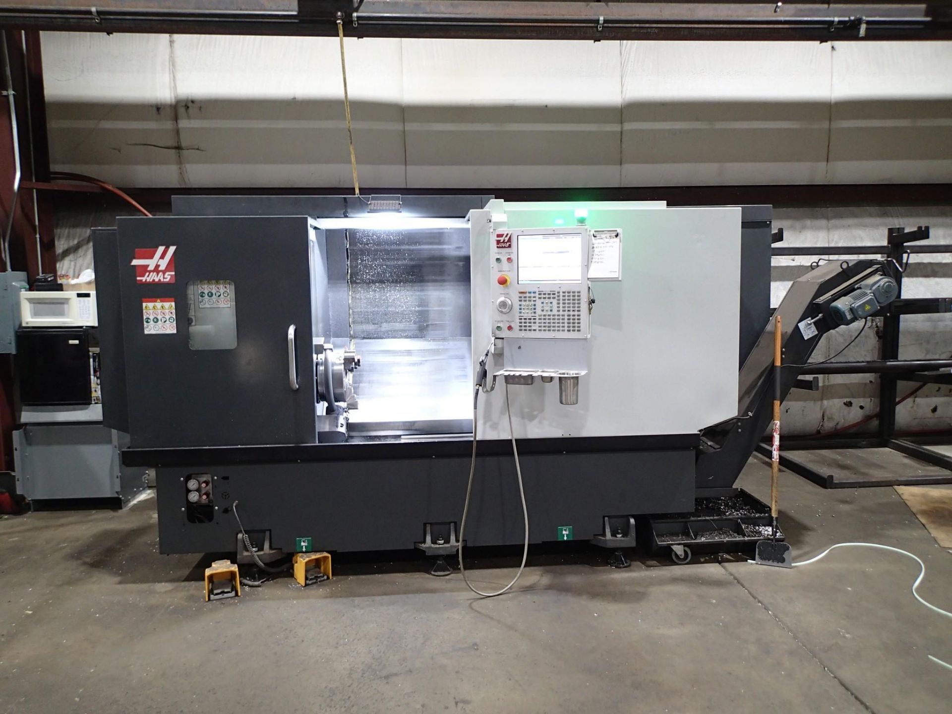 2022 HAAS ST-35 CNC LATHE - PROGRAMMABLE TAILSTOCK, PRESETTER, 12" CHUCK, CONVEYOR - Image 5
