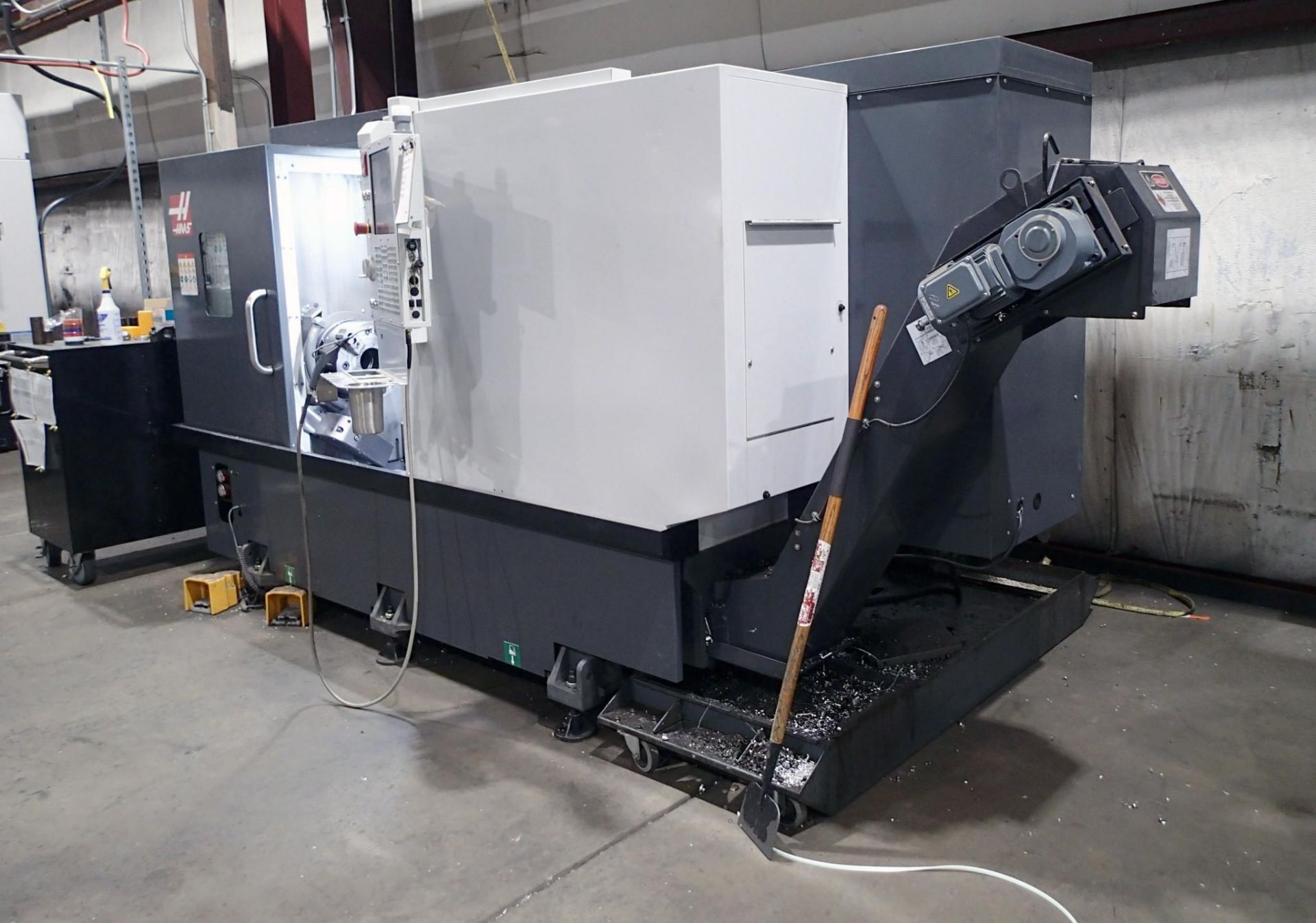 2022 HAAS ST-35 CNC LATHE - PROGRAMMABLE TAILSTOCK, PRESETTER, 12" CHUCK, CONVEYOR - Image 39