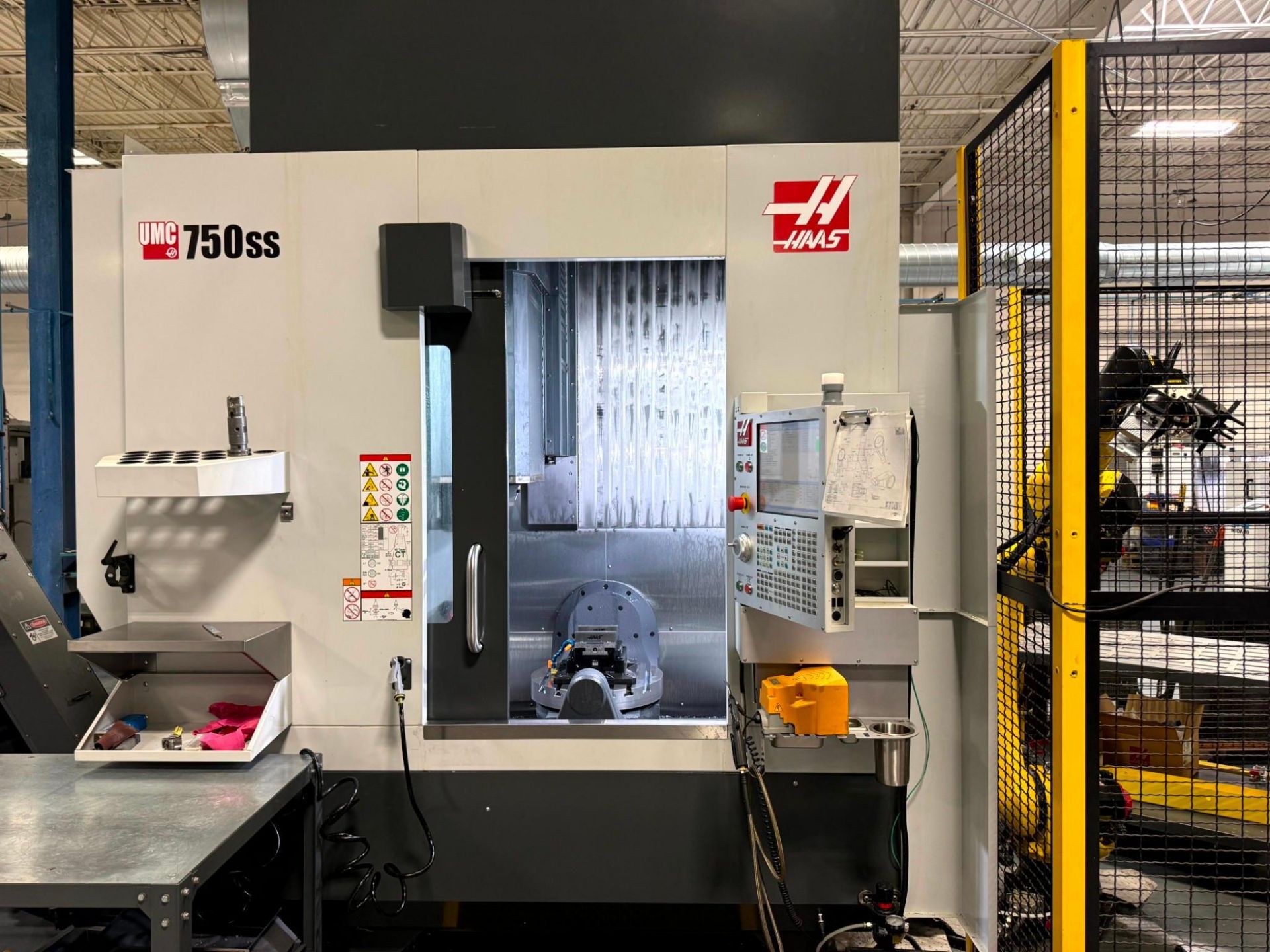 2022 HAAS UMC-750SS UNIVERSAL MACHINING CENTER, FANUC M-20ID ROBOT CELL, CHIP CONVEYOR - Image 3