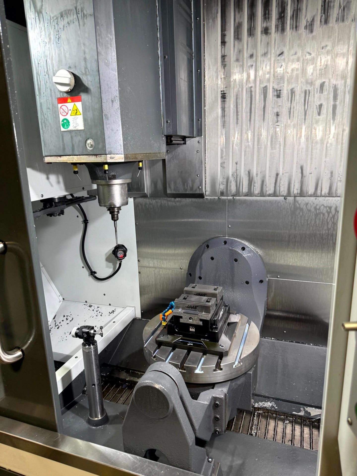 2022 HAAS UMC-750SS UNIVERSAL MACHINING CENTER, FANUC M-20ID ROBOT CELL, CHIP CONVEYOR - Image 4