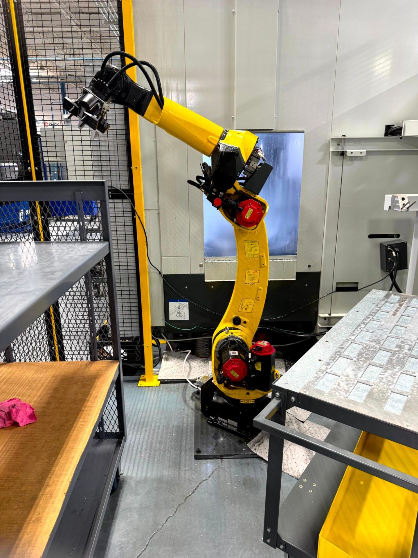 2022 HAAS UMC-750SS UNIVERSAL MACHINING CENTER, FANUC M-20ID ROBOT CELL, CHIP CONVEYOR - Image 11