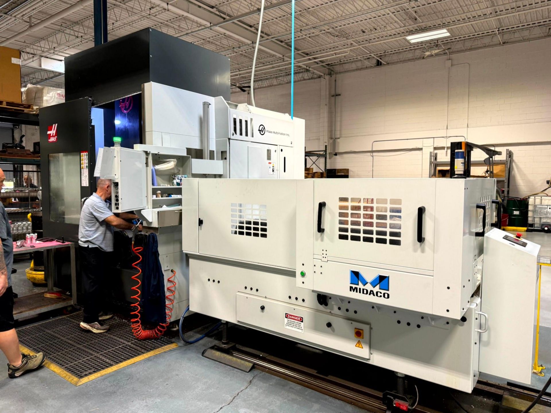 2016 HAAS UMC-750SS UNIVERSAL MACHINING CENTER, MIDACO AUTOMATIC PALLET CHANGER, TSC, CHIP CONVEYOR - Image 6