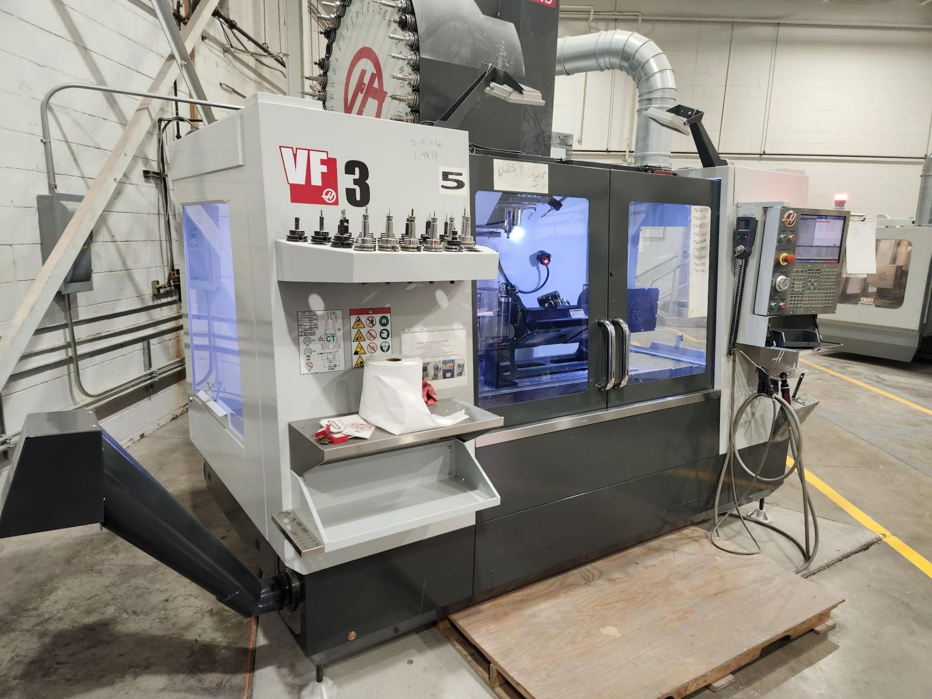 2016 HAAS VF-3 VMC - 40 ATC, WIPS, 30K RPM, CHIP AUGER, 4TH & 5TH AXIS READY - Image 3